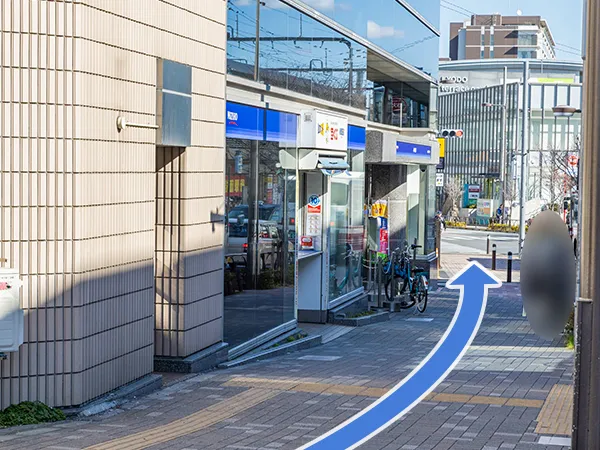 ③「みずほ銀行」沿いを直進